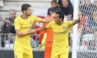 Pedro ăn mừng cùng tân binh Jorginho