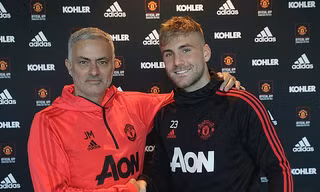 Luke Shaw rạng rỡ ký hợp đồng mới