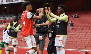 Aubameyang ăn mừng với ngôi sao vừa ký hợp đồng với Arsenal, Bukayo Saka.