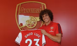 David Luiz bất ngờ chuyển đến Arsenal.
