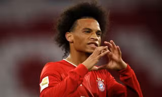 Leroy Sane ăn mừng chiến thắng trước Schalke 04.