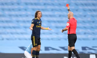 David Luiz nhận thẻ đỏ trực tiếp ở phút 49.