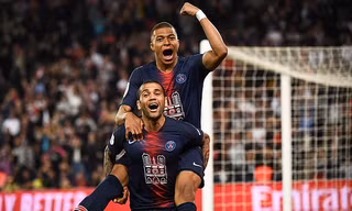 Kylian Mbappe ăn mừng cùng đồng đội
