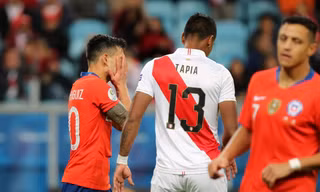 Cầu thủ Chile thất vọng sau trận thua Peru