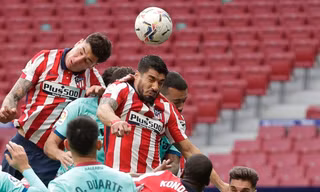 Thủ môn bỏ khung thành, Atletico Madrid thua đau