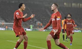 Trent Alexander-Arnold ăn mừng cùng Jordan Henderson