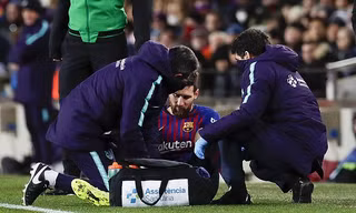 Lionel Messi bị đau ngay sau trận đấu với Valencia