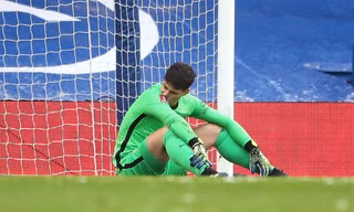 Kepa thất vọng sau bàn thua lãng nhách.