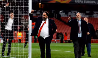 Ông chủ Olympicos, Evangelos Marinakis tiếp xúc với nhiều thành viên của Arsenal.