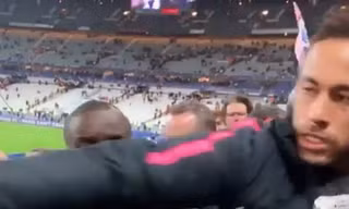 Neymar đòi đánh CĐV tại Stade de France