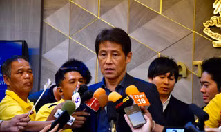 HLV Akira Nishino nhận kỳ vọng rất lớn từ người Thái Lan.