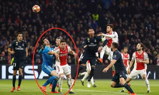 Trọng tài xác định Tadic đã việt vị và cản người trái phép với Courtois