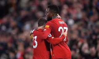 Shaqiri (trái) và Origi đang trên đường rời sân Anfield
