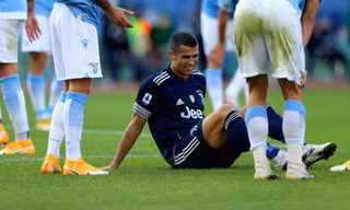 Ronaldo tỏ ra rất đau đớn trước khi rời sân.
