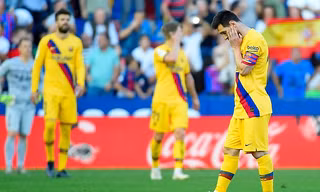 Messi và đồng đội thất vọng sau bàn thua.