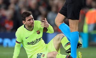 Hứng trọn cú húc của sao M.U, Messi đổ máu ở Old Trafford