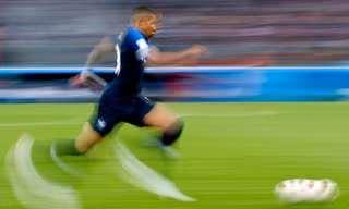Kylian Mbappe trong một pha bứt tốc