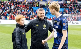HLV Ole Solskjaer và hai con trai sau trận đấu.