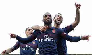 Các cầu thủ Arsenal ăn mừng bàn thắng