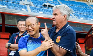 HLV Guus Hiddink nói gì khi đối đầu với HLV Park Hang Seo?