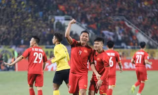 Anh Đức ăn mừng cùng Quang Hải