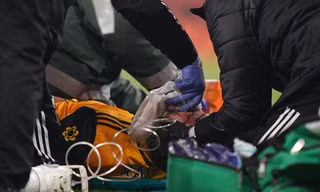 Raul Jimenez bất tỉnh sau cú húc mạnh của David Luiz.