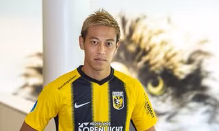Honda trong màu áo Vitesse Arnhem.
