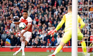 Arsenal thắng dễ nhờ bàn thắng việt vị