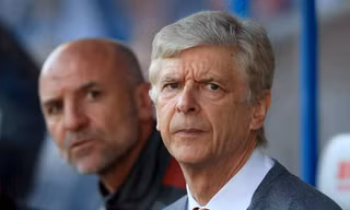 HLV Arsene Wenger sẵn sàng giúp M.U vượt khó. 