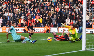 Aubameyang ghi bàn quyết định cho Arsenal