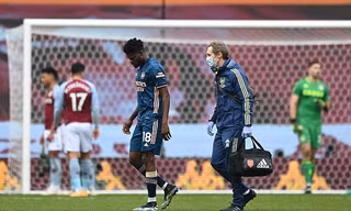 Thomas Partey buồn bã rời sân vì chấn thương.