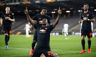 Ighalo ăn mừng bàn mở tỉ số.