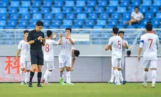 Tiến Linh ăn mừng cùng các cầu thủ U22 Việt Nam.