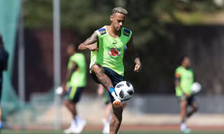 Neymar đã trở lại tập luyện