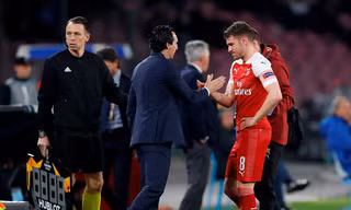 Aaron Ramsey buồn bã rời sân vì chấn thương