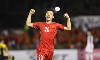 Văn Đức ăn mừng bàn nâng tỉ số lên 2-1.