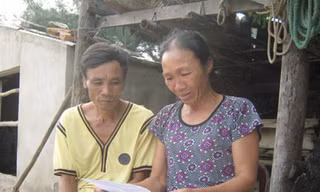 Bà Nguyễn Thị Mai (xóm Nam Mới, xã Cương Gián) bật khóc khi đọc thông báo dừng XKLĐ đi Hàn Quốc của Bộ LĐ-TB&XH. Ảnh: Minh Thùy