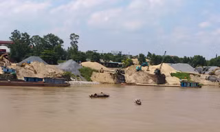 Người chồng nhẫn tâm ném vợ xuống sông khai gì?