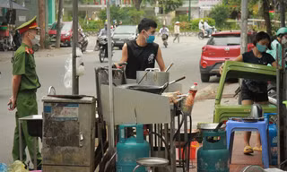 Bất chấp lệnh cấm, hàng quán vỉa hè vẫn ngang nhiên hoạt động