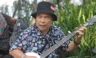 Nghệ sĩ banjo Phùng Trung Việt sinh ngày 2/9/1945. Cha ông là nhạc công của một ban nhạc Việt thời Pháp thuộc nên từ nhỏ ông đã được tiếp xúc với âm nhạc.
