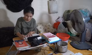 Sinh viên Hà thành chống chọi nắng nóng: Lau chiếu hàng chục lần, ngồi kín cửa hàng tiện lợi
