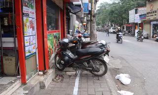 Bi hài cảnh sinh hoạt 1 mét vỉa hè chia đôi của người dân Hà Nội