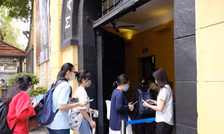 Tour đêm thăm nhà tù Hỏa Lò thu hút nhiều bạn trẻ 