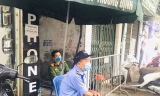 Nhịp sống trong ngõ trên phố Trương Định đang bị phong tỏa