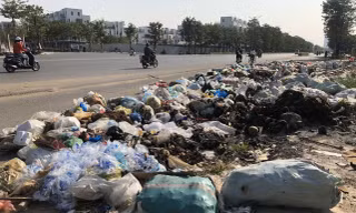 Hàng loạt 'bãi rác' tự phát gây ô nhiễm đường phố Hà Nội