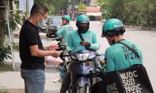 Shipper dễ dàng kiếm 'bạc triệu' trong mùa dịch COVID-19