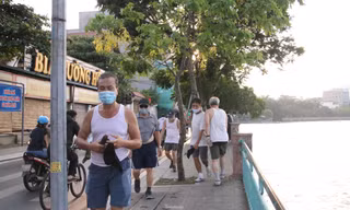 Lập chốt chặn, người dân Thủ đô vẫn 'vượt rào' để tập thể dục