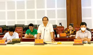 Ông Võ Ngọc Thành (đứng) xin nghỉ hưu trước tuổi