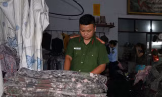 Công an kiểm tra 1.000 bộ áo rằn ri ở Kon Tum