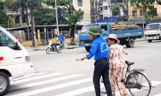 Thanh niên tình nguyện giúp người dân qua đường Ảnh: M.N